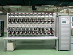 Équipement de test de compteur d'électricité monophasé à fonctionnement entièrement automatique avec une précision de 0,1 %, 0,05, 0,02 %